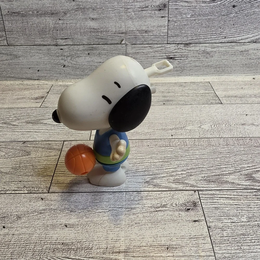 Peanuts - Snoopy McDonalds Happy Meal Toy Basketball player